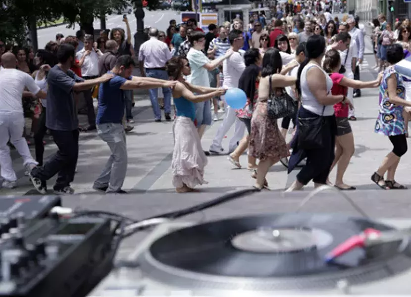 «El Barrio Dj» toma el relevo a «Los Chocolatinos» para amenizar con música
