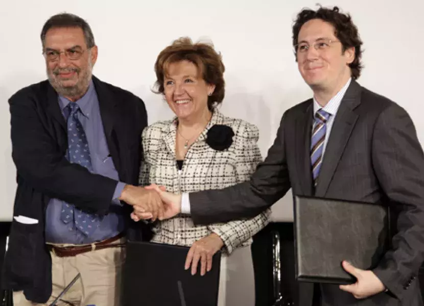 Momento tras la firma del acuerdo.
