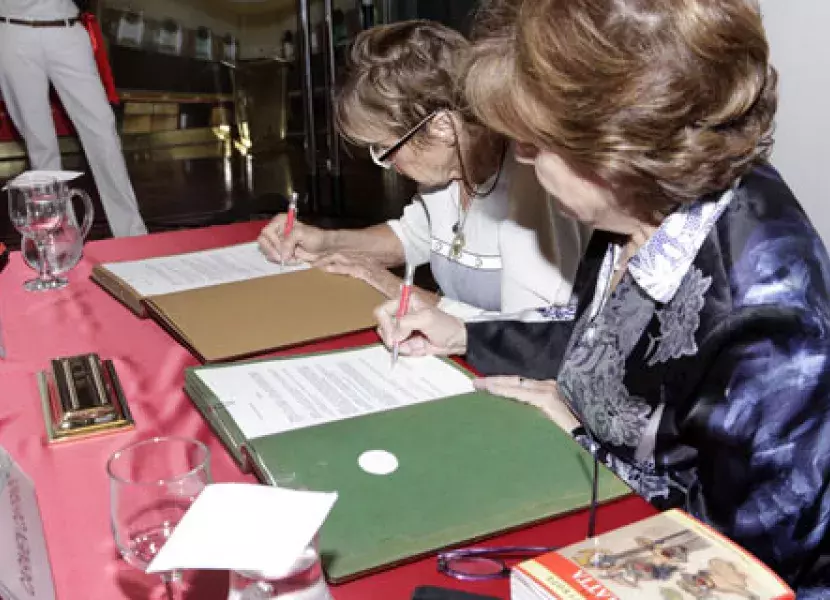 Germana Ferrari, viuda de Roberto Matta, y Carmen Caffarel, directora del Instituto Cervantes, en el transcurso del acto.