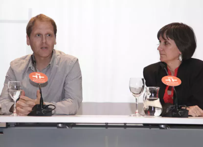 Alberto del Río, presidente de APUNE y Ana Flys, vicepresidenta de APUNE, clausuran la Asamblea General de la institución en la sede central del Instituto Cervantes.