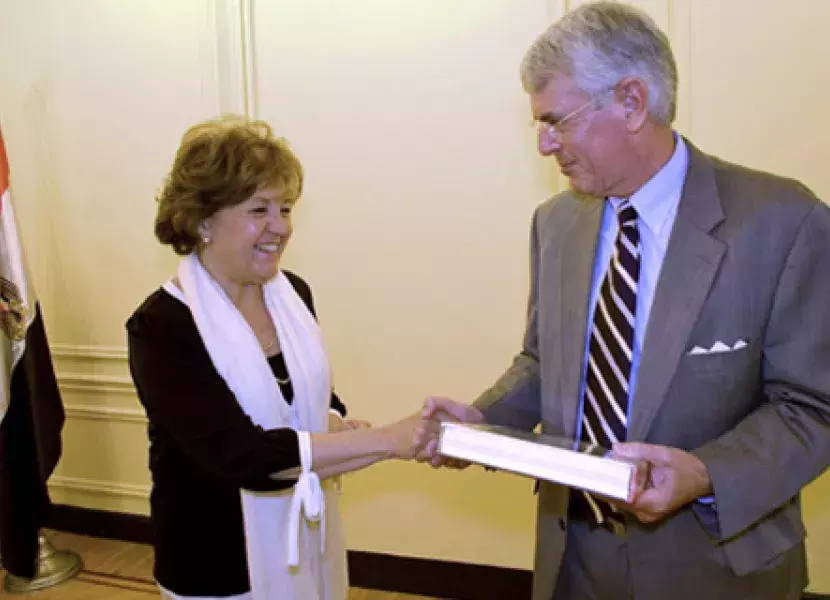 Carmen Caffarel, directora del Instituto Cervantes, saluda a Charles Norman, decano de la Escuela de Formación Continua de la Universidad Americana de El Cairo.