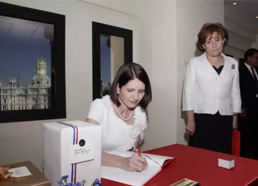 firma en el Libro de Honor del Instituto Cervantes.
