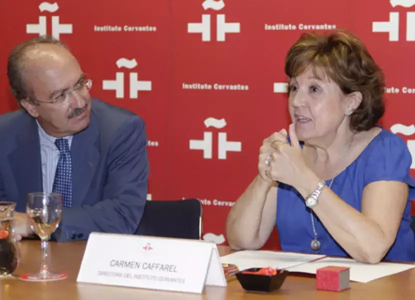 Carmen Caffarel, agredece la adhesión de la Fundación AXA al Círculo de Amigos del Instituto Cervantes.