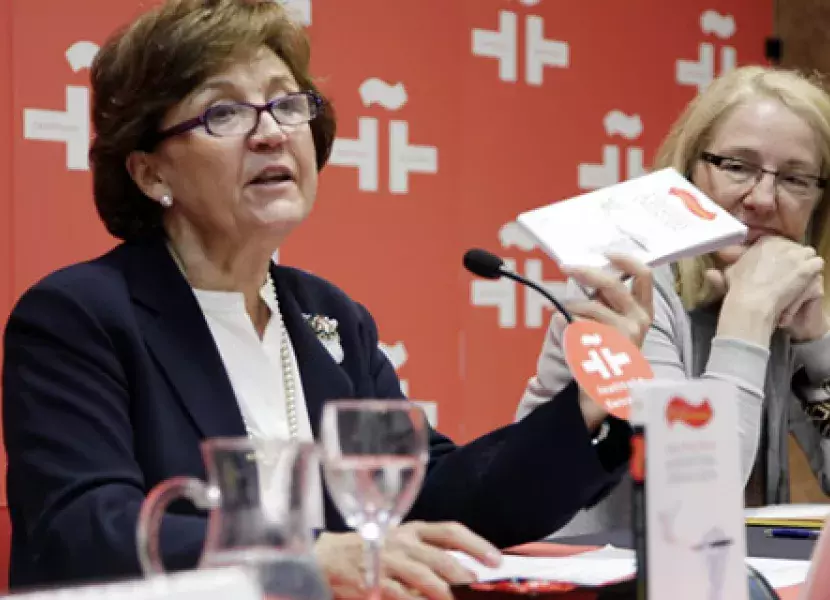 Carmen Caffarel, destaca algunas de las características básicas del libro: lectura amena y precisa, práctica, de caracter divulgativo, etc.
