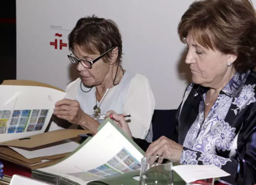 Firma del acuerdo de donación entre Germana Ferrari, viuda del artista Roberto Matta y Carmen Caffarel, directora del Instituto Cervantes.