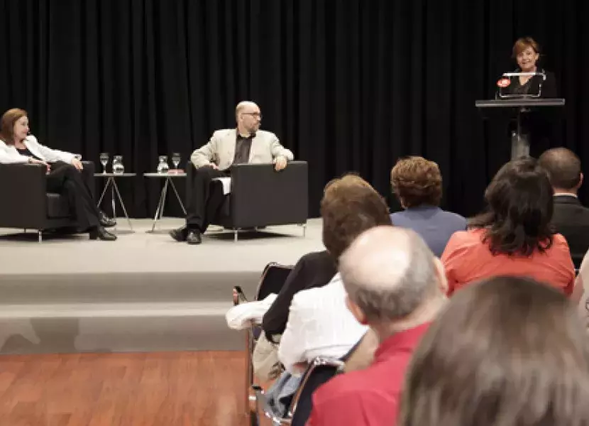 Carmen Caffarel, directora del Instituto Cervantes, presenta el coloquio «El arte de hacer teatro»