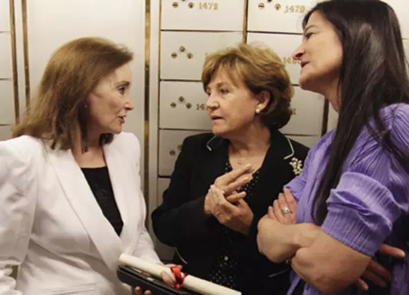 Nuria Espert, actriz y directora escénica; Carmen Caffarel, directora del Instituto Cervantes y Alicia Moreno, delegada de las Artes del Ayuntamiento de Madrid e hija de la actriz, tras la firma.