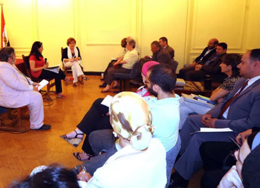 Carmen Caffarel, directora del Instituto Cervantes y Luis Javier Ruiz, director del Instituto Cervantes del El Cairo, durante el encuentro con hispanistas egipcios. 
