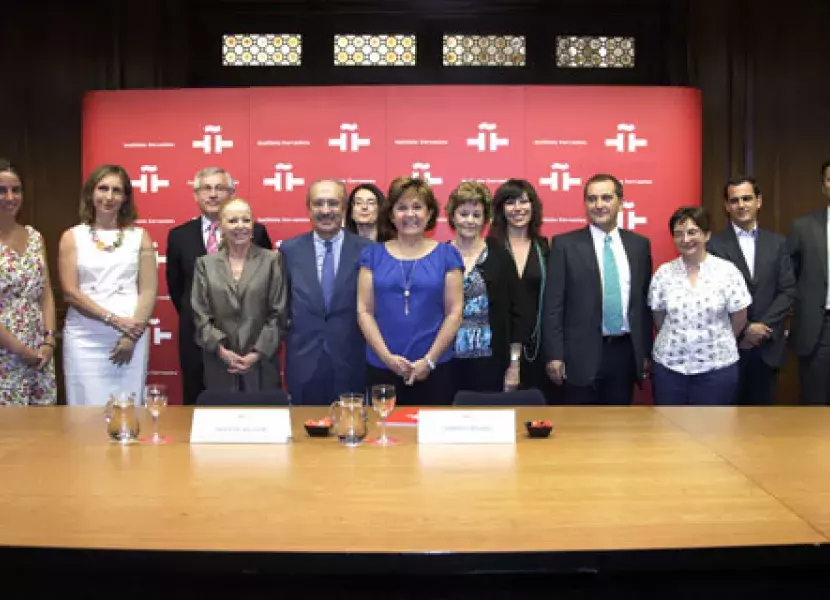 Carmen Caffarel, y Javier de Agustín junto a parte del equipo directivo del Instituto y de la Fundación