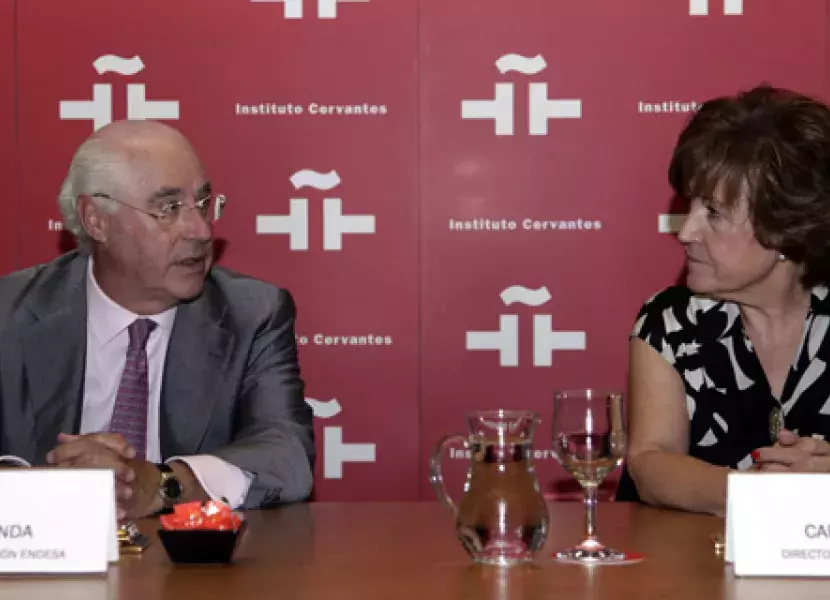 Rafael Miranda, dedica unas palabras a los asistentes tras la firma del convenio.
