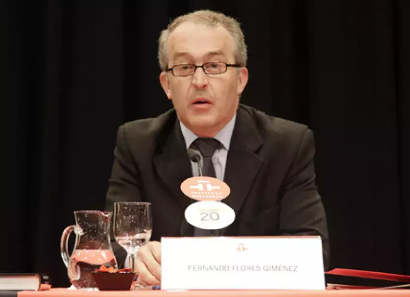 Fernando Flores, cierra la presentación.