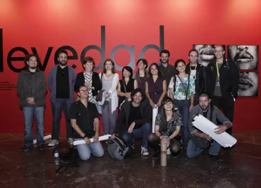 Carmen Caffarel, junto a los fotógrafos protagonistas de la muestra «Peso y levedad»