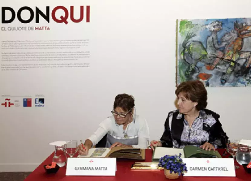 Germana Ferrari, viuda del artista, y Carmen Caffarel, directora del Instituto Cervantes, durante la firma del acuerdo de donación.