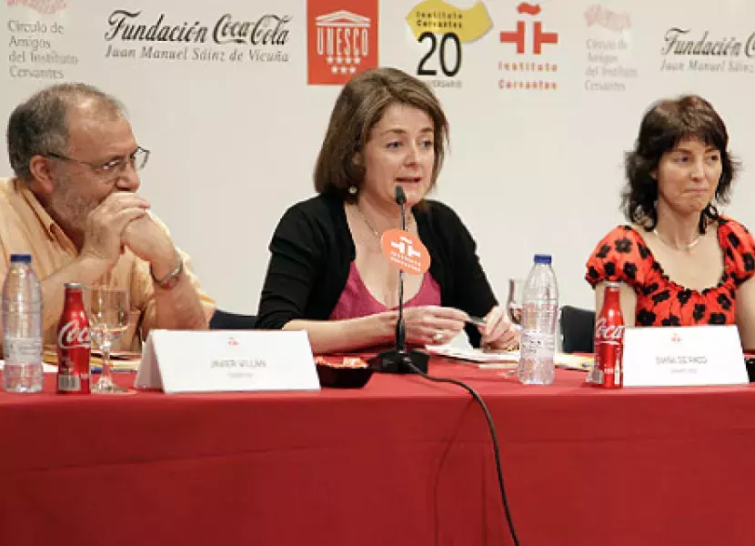 Javier Villán, escritor, Diana de Paco, dramaturga, y Juana Escabias, coordinadora del proyecto «El teatro puede», durante la presentación en la sede central del Instituto Cervantes.