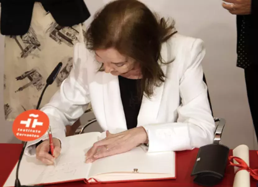 Nuria Espert, actriz y directora escénica, firma en el Libro de Honor del Instituto Cervantes.