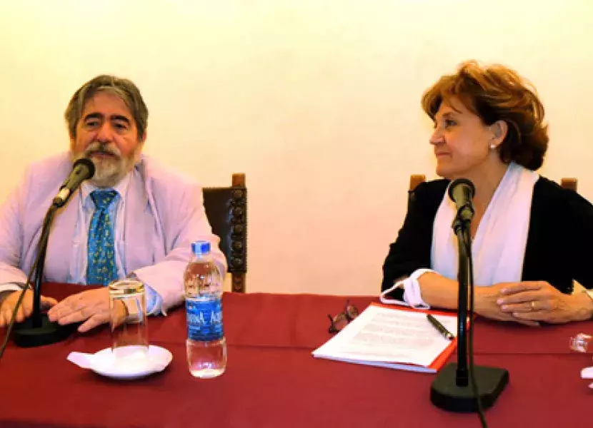 Intervención de Luis Javier Ruiz, director del Instituto Cervantes, en el encuentro con hispanistas egipcios. A su lado, Carmen Caffarel, directora del Instituto Cervantes.