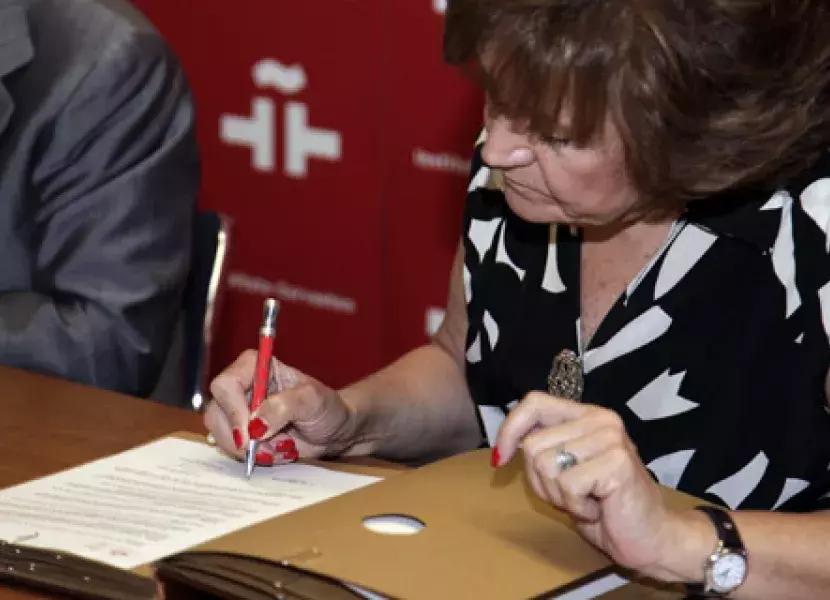 Carmen Caffarel firma el convenio
