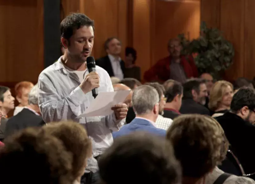 Secun de la Rosa, actor, interviene en el homenaje con la lectura de uno de los fragmentos escritos por Eduardo Mendicutti.