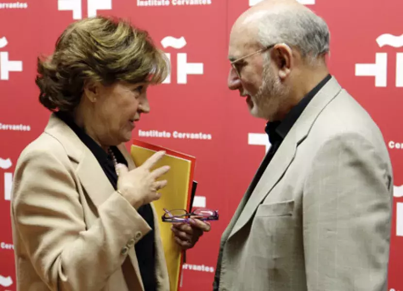 Carmen Caffarel y Carmelo Romero, tras la firma del acuerdo.