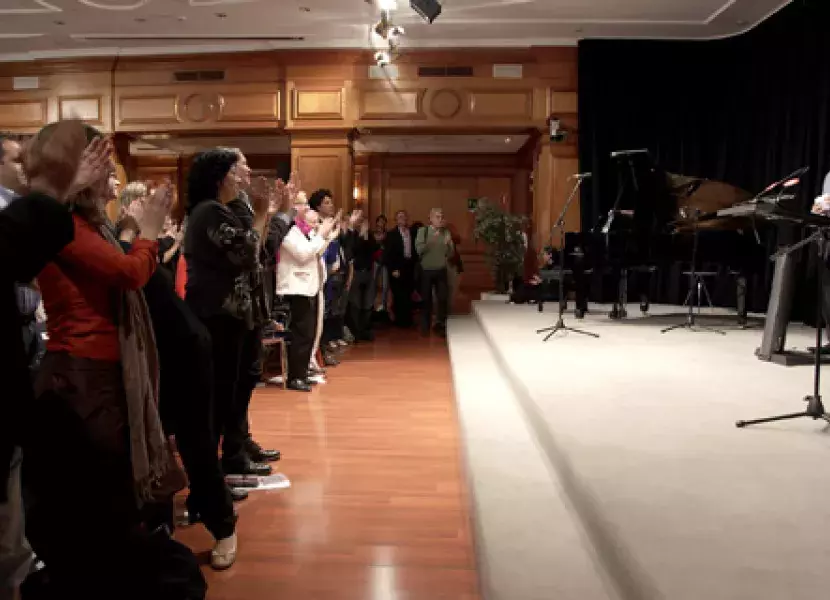 Aplausos al final del homenaje «Ganas de hablar con Mendicutti».