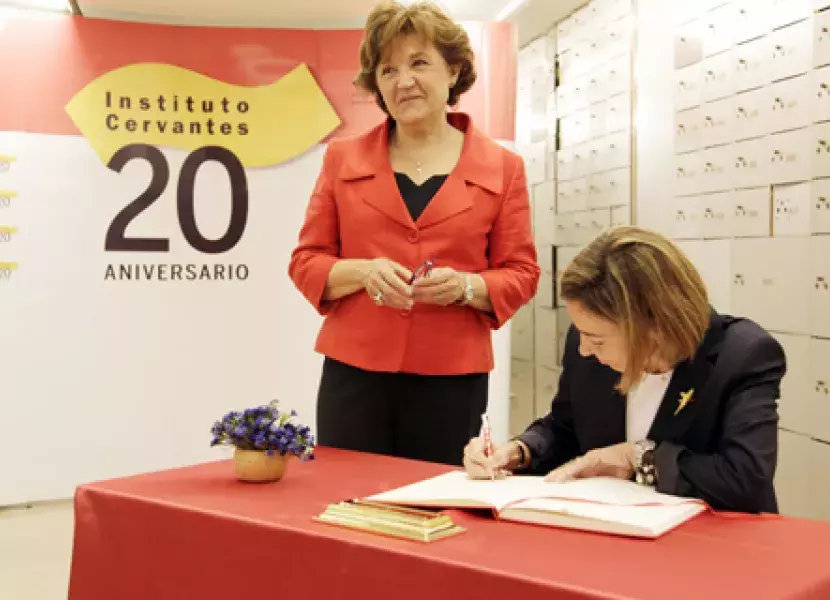 Carme Chacón, ministra de Defensa, firma en el Libro de Honor del Instituto Cervantes. A su lado, Carmen Caffarel, directora del Instituto Cervantes.
