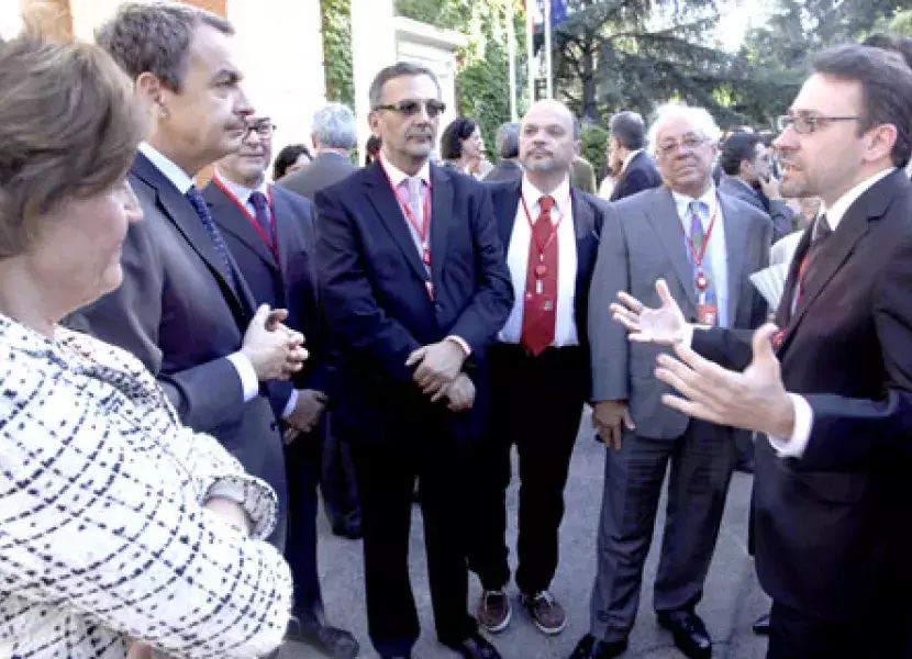 En el exterior del Palacio de la Moncloa, Carmen Caffarel y José Luis Rodríguez Zapatero