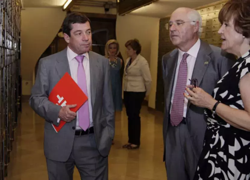 José Antonio Gutiérrez, Rafael Miranda y Carmen Caffarel  recorren la Caja de las Letras en la sede central.
