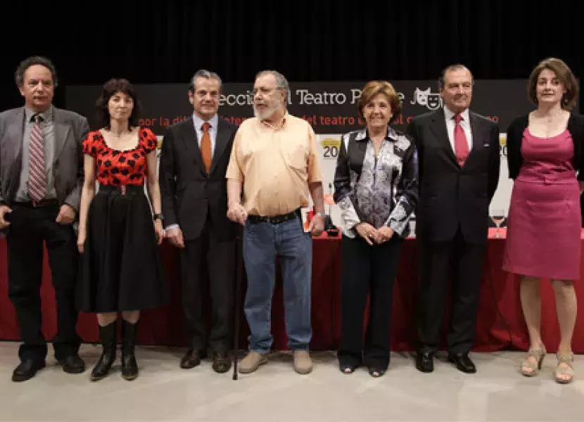 Carmen Caffarel, directora del Instituto Cervantes, acompañada por Francisco Gutiérrez, catedrático y padrino de José Luis Alonso; Juana Escabias, coordinadora del proyecto «El teatro puede»; Marcos de Quinto, presidente de Coca-Cola en España; Javier Villán, escritor; José Núñez, presidente de la Fundación Coca-Cola y Diana de Paco, dramaturga.