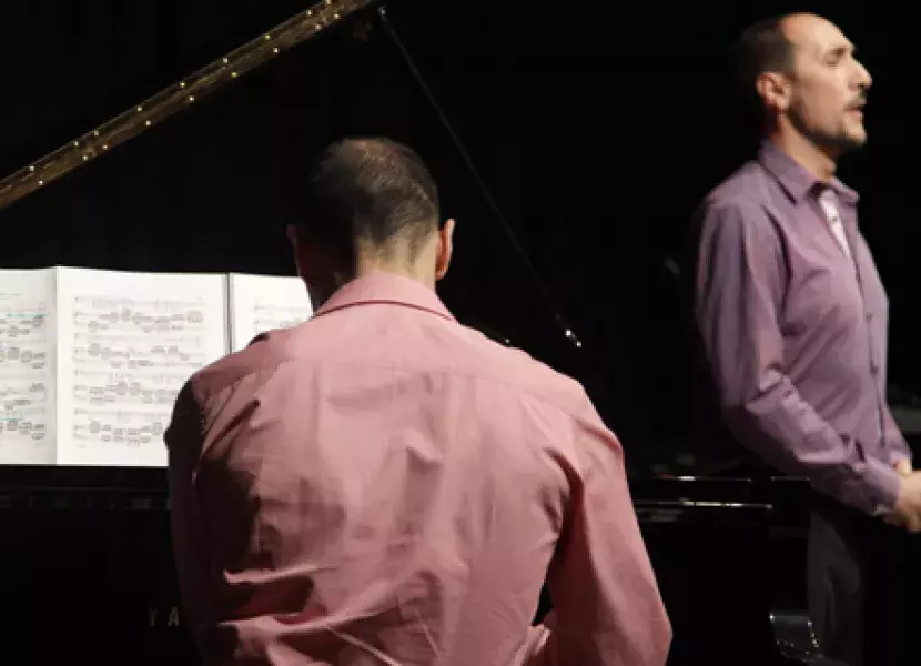 Actuación musical de Emilio González, pianista y José Julián Frontal, barítono.
