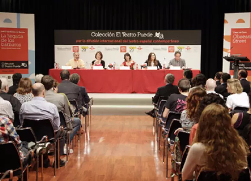 En la mesa, Javier Villán, escritor y padrino de Diana de Paco; Diana de Paco, dramaturga; Juana Escabias, coordinadora del proyecto «Colección El teatro puede»; Marga Piñero, mujer de José Luis Alonso y Francisco Gutiérrez, catedrático y padrino de José Luis Alonso.