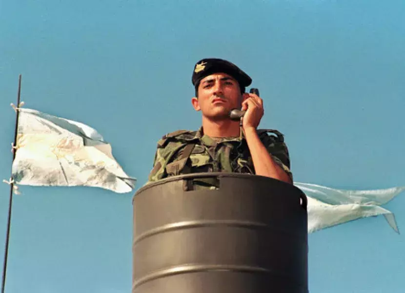 Sin título, de la serie «Uniformados» 2000-2004. Fotogafía de Santiago Hafford.