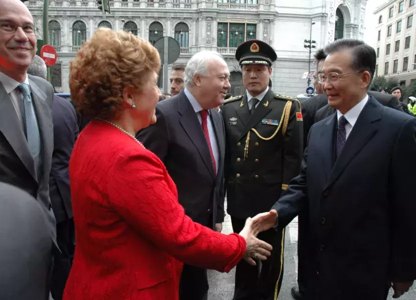 La directora del Instituto Cervantes, Carmen Caffarel, recibe al primer ministro chino, Wen Jiabao, a la entrada de la sede central del Cervantes en Madrid