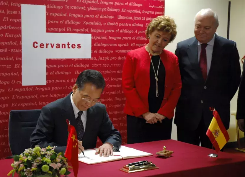 Wen Jiabao firma en el Libro de Honor del Instituto Cervantes. A su lado, Carmen Caffarel y el ministro de Asuntos Exteriores español, Miguel Ángel Moratinos