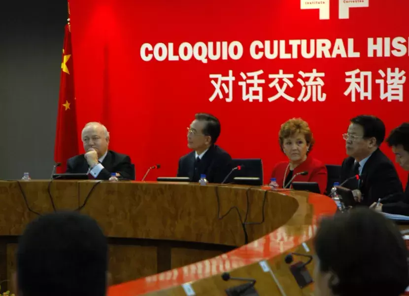 Wen Jiabao y Carmen Caffarel han presidido este coloquio en el que ambas partes han apostado por reforzar los intercambios culturales entre España y China