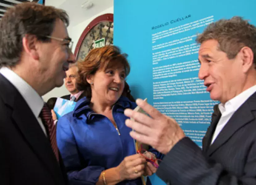 Rogelio Cuéllar charla con la directora del Instituto Cervantes y el rector de la Universidad de Alcalá de Henares.