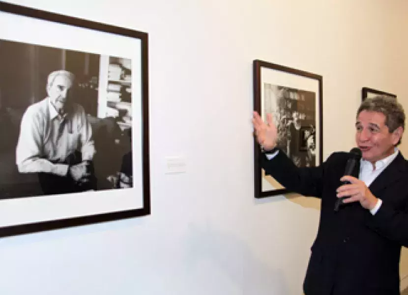 Rogelio Cuéllar muestra el retrato de Juan Gelman durante la visita guiada.