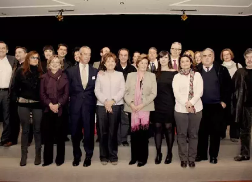 foto de familia con algunos de los asistentes.