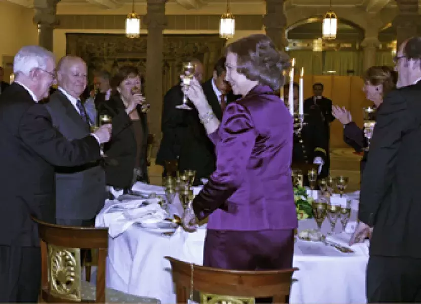 La Reina brinda junto a Víctor García de la Concha, Jorge Edwards, Carmen Caffarel, Esperanza Aguirre y Ángel Gabilondo.