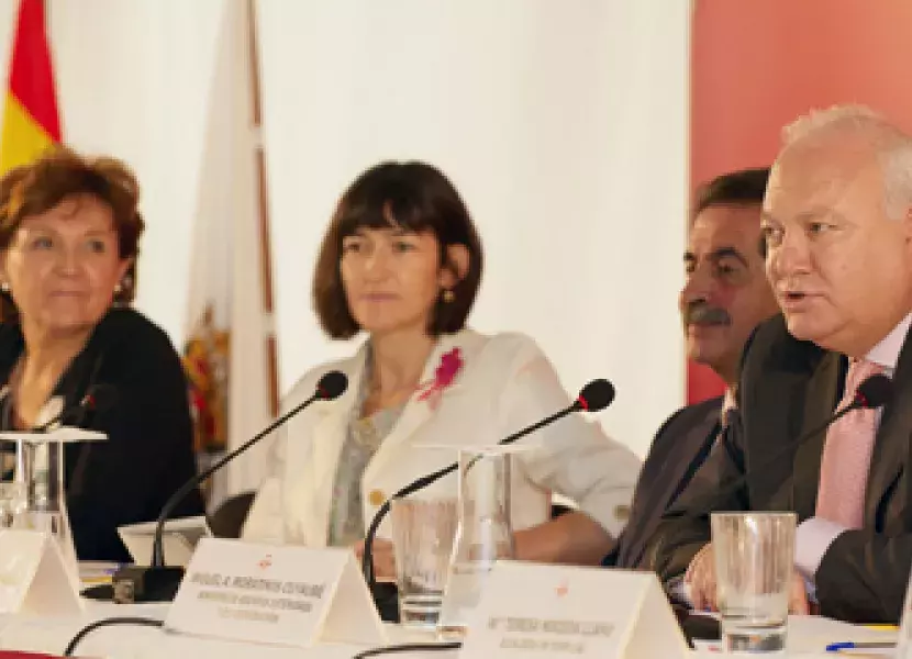El ministro Moratinos ha afirmado que el Cervantes es “una institución vital para la acción cultural de España en el exterior”. A la izquierda, Carmen Caffarel, Ángeles González-Sinde y el presidente de Cantabria.