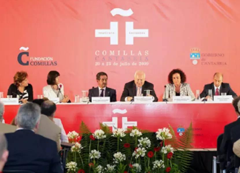 Sesión de clausura oficial de la Reunión. Desde la izquierda, Carmen Caffarel, Ángeles González-Sinde, Miguel Ángel Revilla, Miguel Ángel Moratinos, María Teresa Noceda (alcaldesa de Comillas) e Ignacio del Bosque (Fundación Comillas).