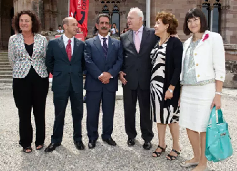 De dcha. a izquierda, Ángeles González-Sinde, Carmen Caffarel, Miguel Ángel Moratinos, Miguel Ángel Revilla, Ignacio del Bosque y María Teresa Noceda posan a la entrada del Palacio de Sobrellano, donde se ha celebrado la Reunión de Directores durante cuatro días.