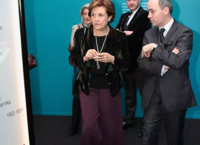 Carmen Caffarel, directora del IC, junto a Josep Maria de Sagarra, director del IC de Moscú, visitan la muestra «20 trajes para Rusia. Diseñadores dialogan con la literatura».