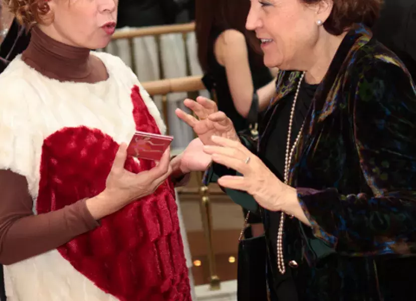 La directora del Instituto Cervantes, Carmen Caffarel, charla con la diseñadora española