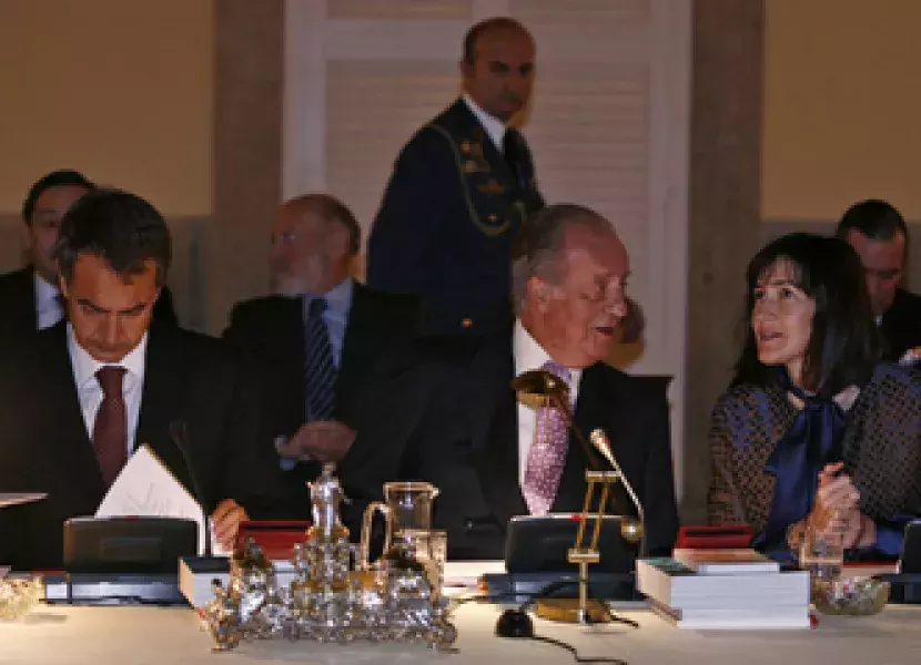 El Rey conversa con la ministra Ángeles González-Sinde en presencia de Rodríguez Zapatero.
