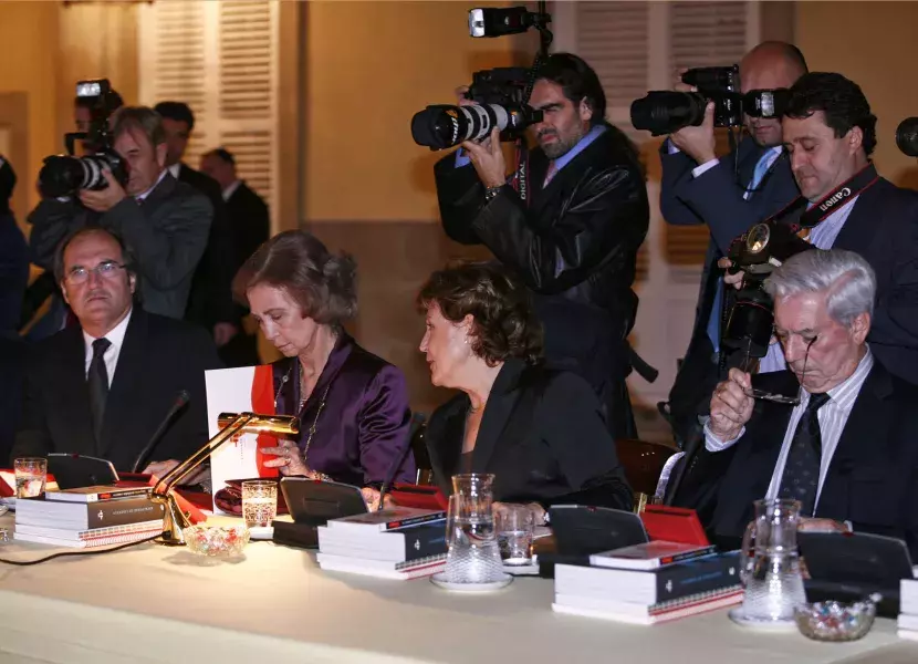 El ministro de Educación, Su Majestad la Reina, Carmen Caffarel y Mario Vargas Llosa.