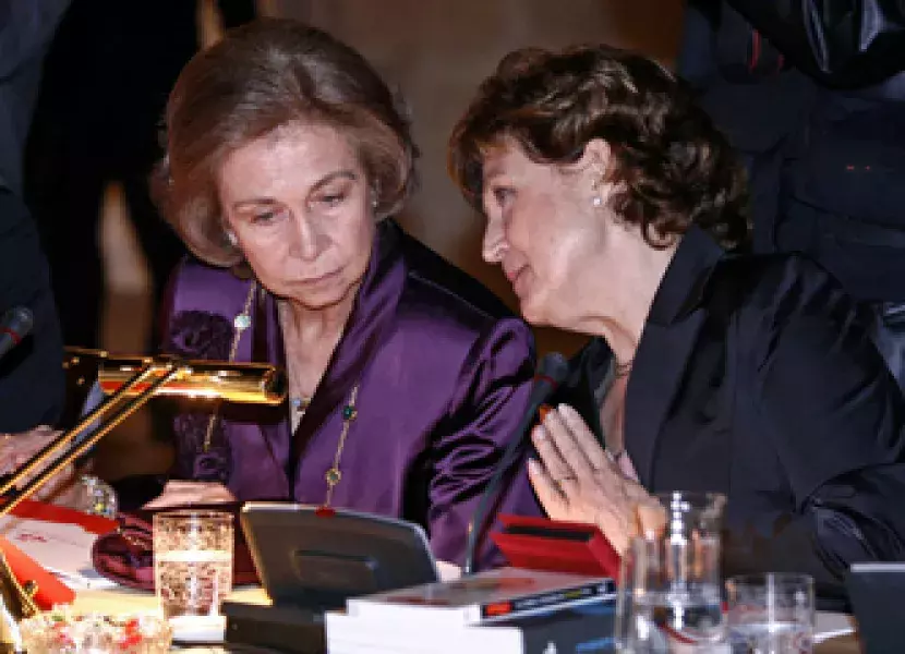 Doña Sofía y la directora del Instituto Cervantes conversan momentos antes de comenzar la reunión.