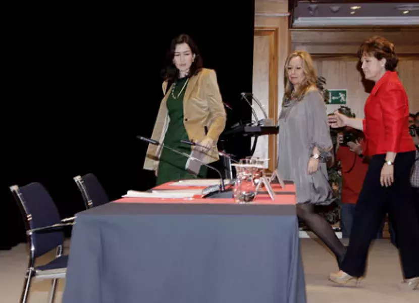 La ministra de Asuntos Exteriores, Trinidad Jiménez, en el Salón de Actos del Instituto Cervantes.