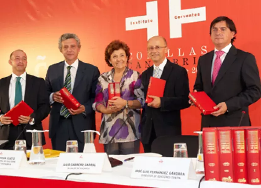 Momento de la entrega de las Obras Completas del escritor costumbrista