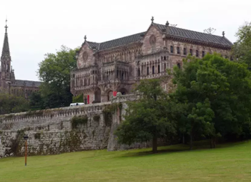 Visión general del Palacio de Sobrellano en Comillas 