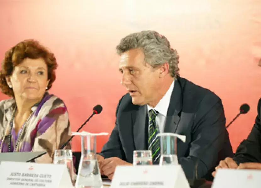La directora del Cervantes, Carmen Caffarel, y el director general de Cultura de la Comunidad Autónoma de Cantabria, Justo Barreda.
